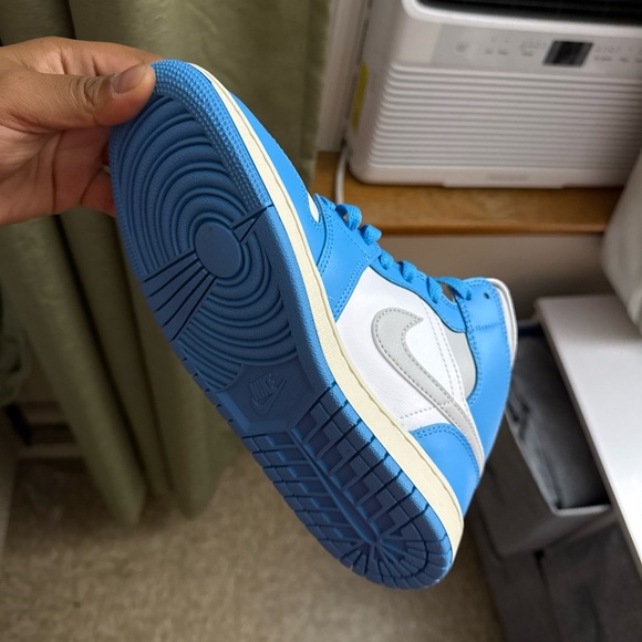 Jordan Air 1 Mid in Powder Blue and White - Picture 4 of 6